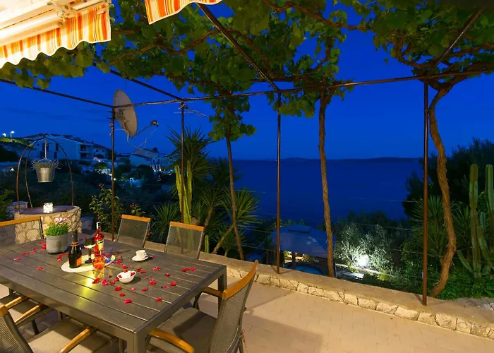 Holiday Home In Okrug Gornji 6160 Semesterbostad