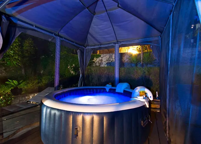 Holiday Home In Okrug Gornji 6160 Semesterbostad *