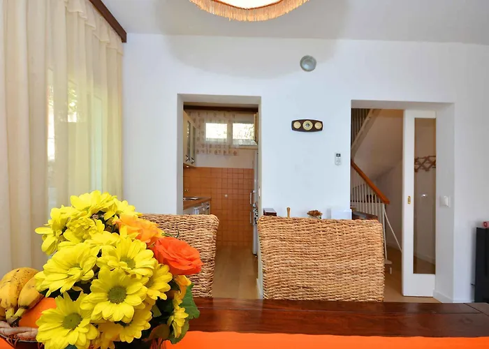 Holiday Home In Okrug Gornji 6160 Semesterbostad