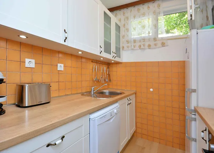 Semesterbostad Holiday Home In Okrug Gornji 6160 *