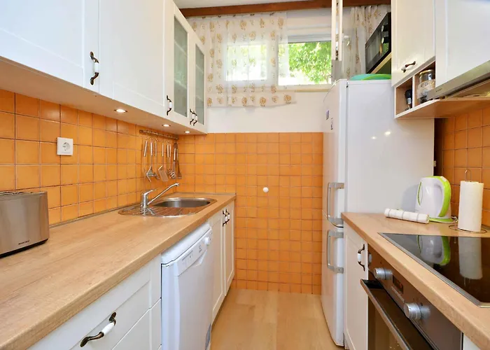 Holiday Home In Okrug Gornji 6160 Semesterbostad