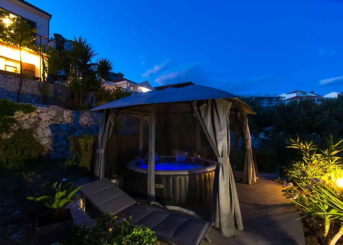 Holiday Home In Okrug Gornji 6160 Semesterbostad