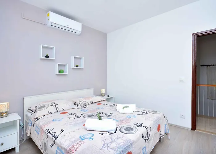 Holiday Home In Okrug Gornji 6160 * Trogir