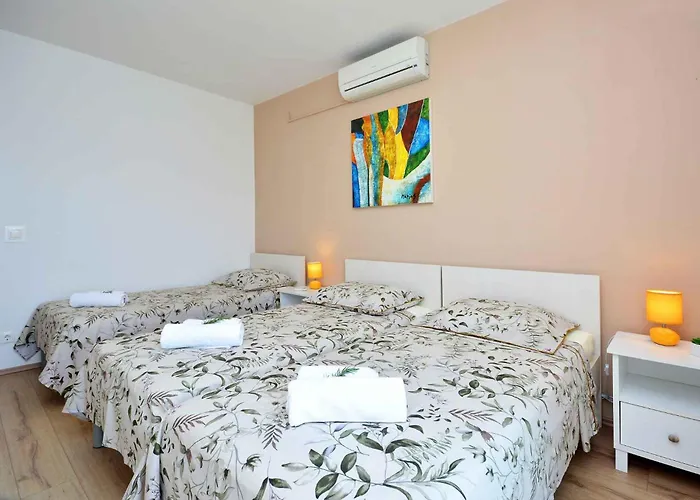 Holiday Home In Okrug Gornji 6160 Semesterbostad *