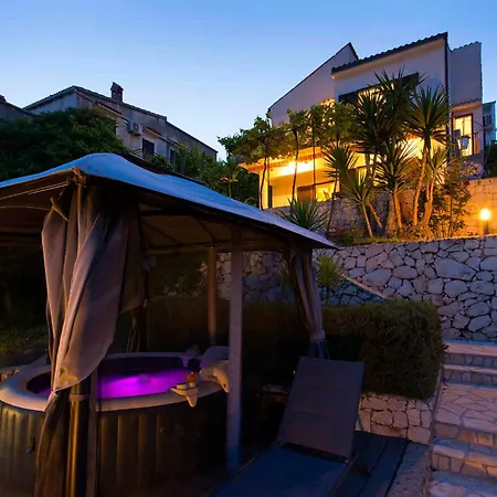 Holiday Home In Okrug Gornji 6160